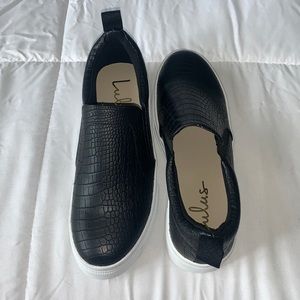 NEVER BEEN WORN Lulu’s Platform Sneakers